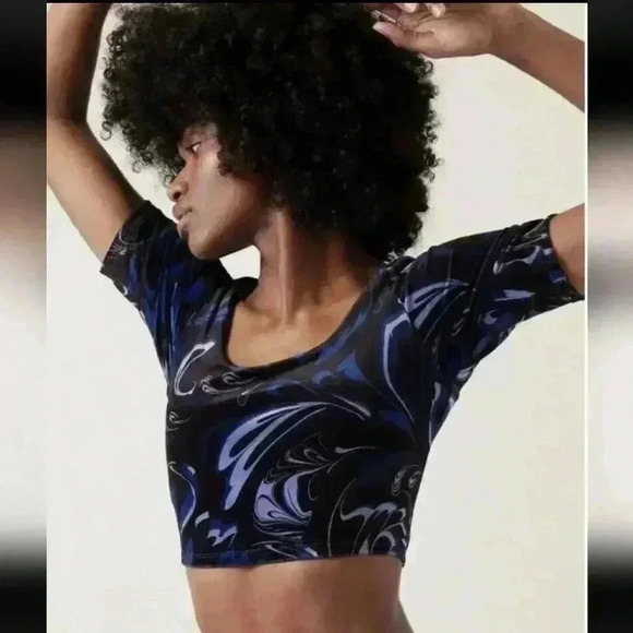 NWT ATHLETA Sport CROP top velvet texture size small support inside the shirt - Picture 2 of 15